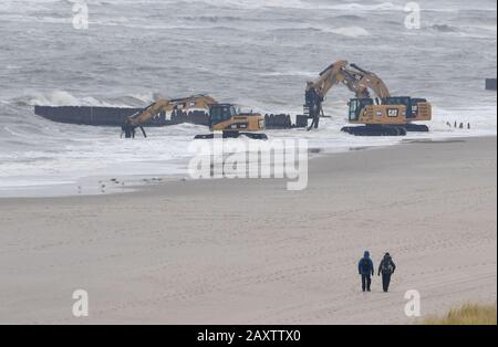 13 février 2020, Schleswig-Holstein, Wenningstedt/Sylt: Les dragues travaillent sur la plage de l'île de Sylt en mer du Nord. Après la dépression de tempête 'Stabine', les dégâts sur les plages ont été déterminés ici. Photo: Carsten Rehder/Dpa Banque D'Images