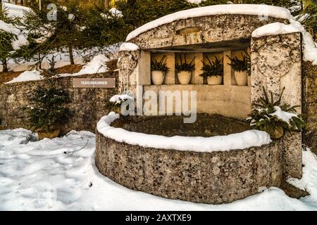 Brunico (BZ), 12 février 2019 : la neige couvre sa fontaine de larmes Banque D'Images