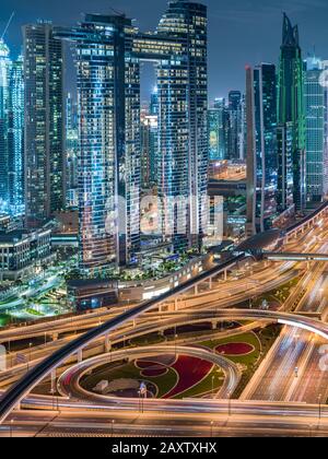 Une photo de la ville de Dubaï montrant l'intersection de Sheikh Zayed Road et Burj Khalifa Banque D'Images