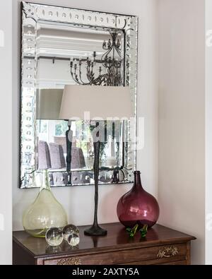 Lampe et glasswork sur la table par miroir Banque D'Images