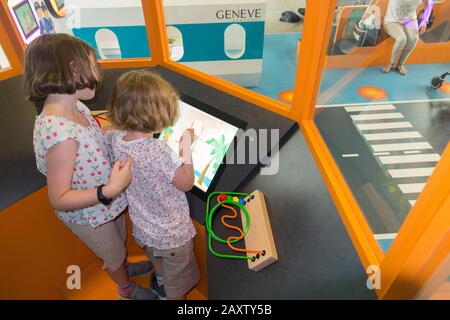 Enfants / enfants / enfants jouent, se divertir et utiliser le modèle d'aéroport / installations dans la zone de jeu pour enfants de l'aéroport de Genève en Suisse. (112) Banque D'Images