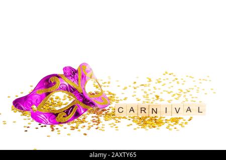 masque de carnaval et confetti isolés sur fond blanc Banque D'Images