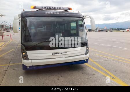 Navette pour prendre les passagers / bus de transfert de passagers (sur tablier) du salon de départ pour monter à bord de l'avion / avion / artisanat / avion à l'aéroport GVA de Genève. (112) Banque D'Images