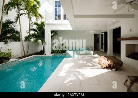 Luxueuse villa en bord de mer à Naples, en Floride. Patio de luxe avec palmiers et piscine Banque D'Images