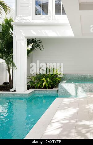 Luxueuse villa en bord de mer à Naples, en Floride. Patio de luxe avec palmiers et piscine Banque D'Images