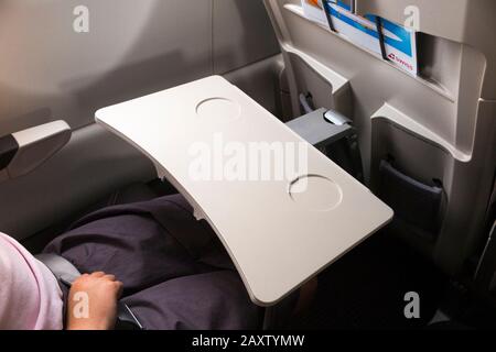 Table de plateau de siège passager en position complètement abaissée, prête à l'emploi, sur un avion Bombardier. (112) Banque D'Images