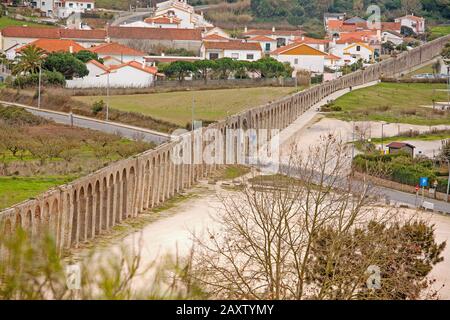 Obidos Aqueduct est situé à l'extérieur du château, construit au XVIe siècle et d'environ 3 km de long Banque D'Images