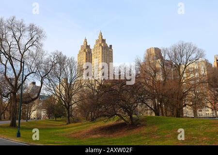 Vue sur le bâtiment San Remo avec Central Park en hiver, Upper West Side, Manhattan, New York City Banque D'Images