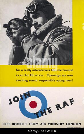 Affiche de recrutement de la deuxième Guerre mondiale britannique pour devenir observateur aérien de la Royal Air Force. Ils ont été essentiellement formés à la navigation et à la bombe visant et une fois qualifiés pourrait voler dans un équipage dans l'un ou l'autre rôle. Cela est resté le même jusqu'en 1941 et en 1942 lorsque les quatre bombardiers à moteur arrivaient en ligne en nombre toujours plus grand. Un équipage peut facilement avoir deux observateurs à bord, l'un volant comme navigateur et l'autre comme l'aimer de bombe (ou "Air Bomber" pour lui donner son titre officiel). On s'est rendu compte que cela ne pouvait pas se poursuivre et en 1942 le commerce était divisé en bombe dédiée visant et la navigation. Banque D'Images