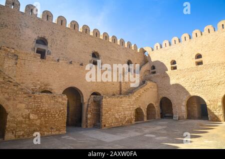 Les murs de la forteresse de Ribat à l'intérieur de la médina médiévale de Sousse, en Tunisie. Banque D'Images