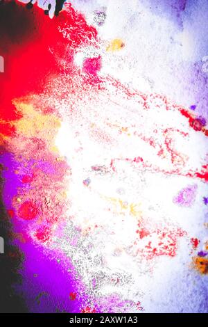 Arrière-plan abstrait de couleur rose, rouge et marron avec traînées et éclaboussures sur le papier blanc Banque D'Images