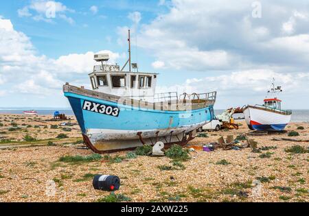 De vieux bateaux de pêche ont été transportés et ont été frachés sur la plage de galets à Dungeness, dans le quartier de Shepway, dans le Kent, lors d'une journée de printemps ensoleillée Banque D'Images