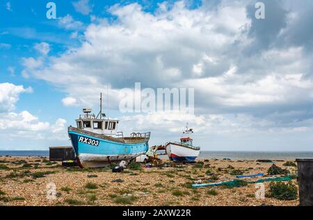 De vieux bateaux de pêche ont été transportés et ont été frachés sur la plage de galets à Dungeness, dans le quartier de Shepway, dans le Kent, lors d'une journée de printemps ensoleillée Banque D'Images