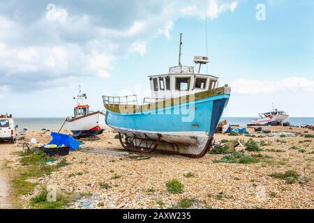 De vieux bateaux de pêche ont été transportés et ont été frachés sur la plage de galets à Dungeness, dans le quartier de Shepway, dans le Kent, lors d'une journée de printemps ensoleillée Banque D'Images