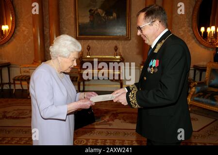 La reine Elizabeth II reçoit Andrei Kelin, ambassadeur de la Fédération de Russie, lors d'un audience au palais de Buckingham à Londres. Banque D'Images