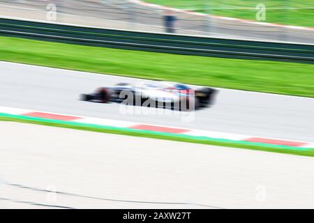 F1 Race car, passe très rapidement, sport automobile, fond flou, photo de course Banque D'Images