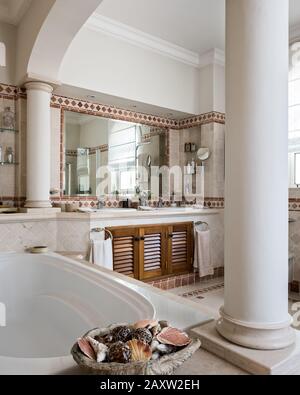 Salle de bains de style classique avec colonnes Banque D'Images