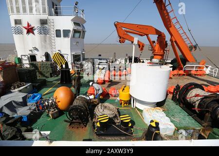 Yangon, Myanmar. 13 févr. 2019. Les membres d'équipage travaillent sur le navire de recherche chinois Xiangyangyanghong 06 au port de Thilawa à Yangon, au Myanmar, le 13 février 2019. Le navire de recherche chinois Xiangyangyanghong 06 est arrivé jeudi au port de Thilawa au Myanmar à Yangon pour effectuer une recherche conjointe dans les eaux du Myanmar. Crédit: U Aung/Xinhua/Alay Live News Banque D'Images