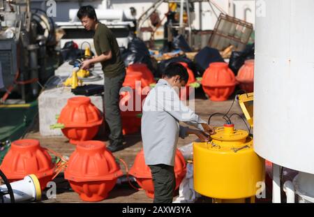 Yangon, Myanmar. 13 févr. 2019. Les membres d'équipage travaillent sur le navire de recherche chinois Xiangyangyanghong 06 au port de Thilawa à Yangon, au Myanmar, le 13 février 2019. Le navire de recherche chinois Xiangyangyanghong 06 est arrivé jeudi au port de Thilawa au Myanmar à Yangon pour effectuer une recherche conjointe dans les eaux du Myanmar. Crédit: U Aung/Xinhua/Alay Live News Banque D'Images