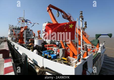 Yangon, Myanmar. 13 févr. 2019. Le navire de recherche chinois Xiangyangyanghong 06 est visible au port de Thilawa à Yangon, au Myanmar, le 13 février 2019. Le navire de recherche chinois Xiangyangyanghong 06 est arrivé jeudi au port de Thilawa au Myanmar à Yangon pour effectuer une recherche conjointe dans les eaux du Myanmar. Crédit: U Aung/Xinhua/Alay Live News Banque D'Images