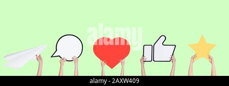 Prospectus sur les mains tenant les signes des médias sociaux sur fond vert. CopySpace pour votre texte ou image, la publicité. Montrer du sens, des gadgets, des technologies modernes, des commentaires, des messages, des interactions. Banque D'Images