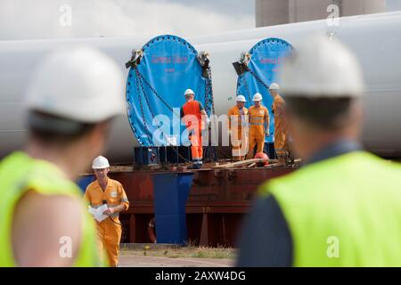 Les travailleurs qui sécurisent les éoliennes Siemens pour les expéditions en transit. Banque D'Images