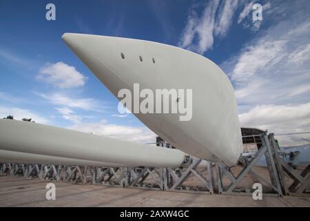 Pièces d'éolienne Siemens en transit. Empilées sur le quai pour l'extrémité de la pale de transport Banque D'Images