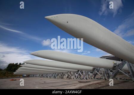 Pièces d'éolienne Siemens en transit. Empilées sur le quai pour l'extrémité de la pale de transport Banque D'Images