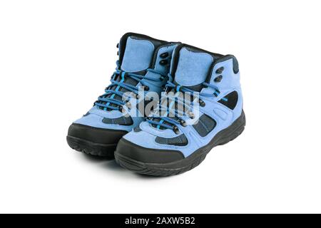 bottes d'hiver pour hommes bleues pour des expéditions de voyage isolées sur un fond blanc Banque D'Images