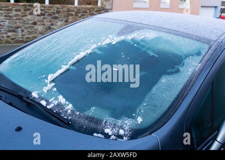 Givre sur le pare-brise d'une voiture en hiver Banque D'Images