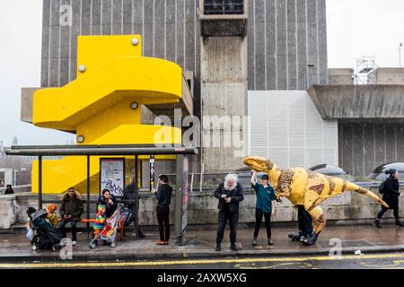 Londres, Royaume-Uni. 13 février 2020. Le rapateur Fukui sur le pont de waterloo - des marionnettes réalistes de dinosaures du zoo d'Erth's Dinosaur au stade Queen Elizabeth Hall du Southbank Centre et au pont de Waterloo. Erth's Dinosaur Zoo fait partie du festival Imagine Children's Festival du Southbank Center qui se déroule du samedi 15 au vendredi 21 février 2020. Crédit: Guy Bell/Alay Live News Banque D'Images