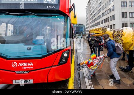 Londres, Royaume-Uni. 13 février 2020. Le rapateur Fukui sur le pont de waterloo - des marionnettes réalistes de dinosaures du zoo d'Erth's Dinosaur au stade Queen Elizabeth Hall du Southbank Centre et au pont de Waterloo. Erth's Dinosaur Zoo fait partie du festival Imagine Children's Festival du Southbank Center qui se déroule du samedi 15 au vendredi 21 février 2020. Crédit: Guy Bell/Alay Live News Banque D'Images