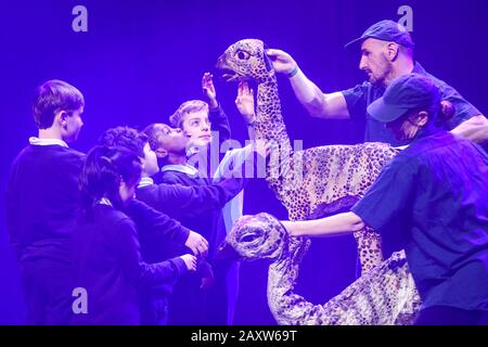 Southbank Center, Londres, 13 Février 2020. Les enfants interagissent avec deux plus petits dinosaures. Les écoliers locaux de la Stockwell Primary School rencontrent les dinosaures de marionnettes du zoo des dinosaures d'Erth, qui fait partie du festival Imagine Children's Festival du Centre de la Banque du Sud. Le Festival se tiendra jusqu'au dimanche 23 février et sera dans sa 19ème édition cette année. Crédit: Imagetraceur/Alay Live News Banque D'Images