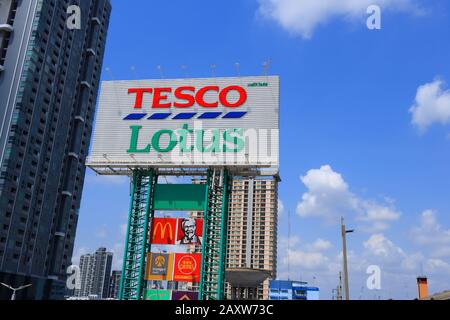 Bangkok, Thaïlande- 13 février 2020: Closeup Tesco Lotus signe à côté de BTS skytrain Sur La gare Nut, Tesco Lotus est une grande chaîne hypermarché en Thaïlande Banque D'Images