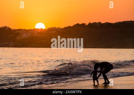 Coucher de soleil sur la plage De Notre Dame de Rocha à Lagoa, région de l'Algarve, Portugal Banque D'Images