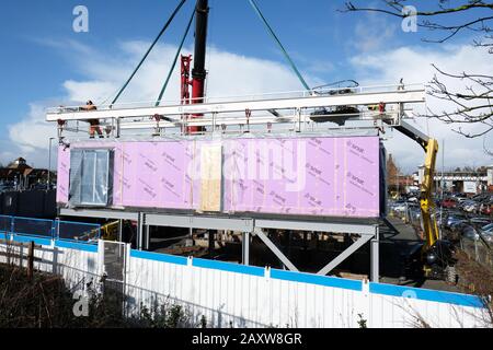 Hereford, Herefordshire, Royaume-Uni - jeudi 13 février 2020 - le premier des 127 gousses de construction modulaires est mis en place pour de nouveaux logements pour étudiants de construction à Hereford. L'hébergement sera utilisé par les étudiants du New Model Institute for Technology and Engineering ( NMiTE ) et du Hereford College of Arts ( HCA ). Les modules modulaires sont construits par Caledonian Modular. Photo Steven May / Alay Live News Banque D'Images