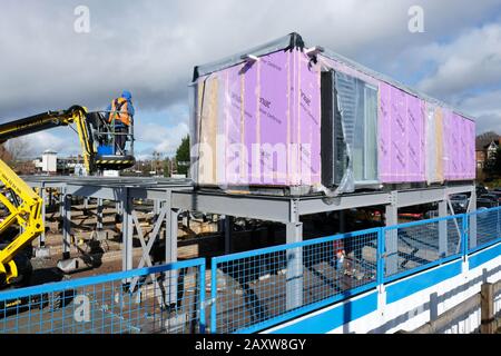 Hereford, Herefordshire, Royaume-Uni - jeudi 13 février 2020 - le premier des 127 gousses de construction modulaires est mis en place pour de nouveaux logements pour étudiants de construction à Hereford. L'hébergement sera utilisé par les étudiants du New Model Institute for Technology and Engineering ( NMiTE ) et du Hereford College of Arts ( HCA ). Les modules modulaires sont construits par Caledonian Modular. Photo Steven May / Alay Live News Banque D'Images