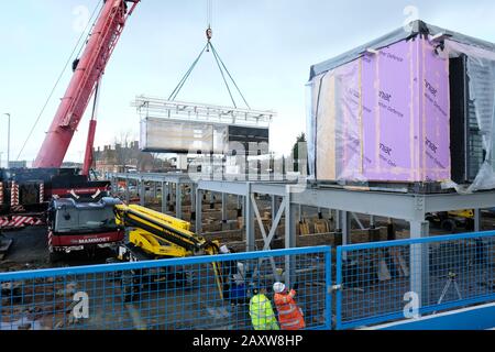 Hereford, Herefordshire, Royaume-Uni - jeudi 13 février 2020 - le premier des 127 gousses de construction modulaires est mis en place pour de nouveaux logements pour étudiants de construction à Hereford. L'hébergement sera utilisé par les étudiants du New Model Institute for Technology and Engineering ( NMiTE ) et du Hereford College of Arts ( HCA ). Les modules modulaires sont construits par Caledonian Modular. Photo Steven May / Alay Live News Banque D'Images