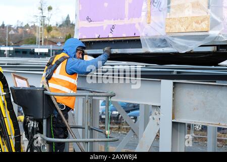 Hereford, Herefordshire, Royaume-Uni - jeudi 13 février 2020 - le premier des 127 gousses de construction modulaires est mis en place pour de nouveaux logements pour étudiants de construction à Hereford. L'hébergement sera utilisé par les étudiants du New Model Institute for Technology and Engineering ( NMiTE ) et du Hereford College of Arts ( HCA ). Les modules modulaires sont construits par Caledonian Modular. Photo Steven May / Alay Live News Banque D'Images