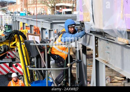 Hereford, Herefordshire, Royaume-Uni - jeudi 13 février 2020 - un travailleur de la construction s'aligne sur le premier des 127 gousses de construction modulaires lorsqu'il est mis en place pour un nouvel hébergement étudiant en construction à Hereford. L'hébergement sera utilisé par les étudiants du New Model Institute for Technology and Engineering ( NMiTE ) et du Hereford College of Arts ( HCA ). Les modules modulaires sont construits par Caledonian Modular. Photo Steven May / Alay Live News Banque D'Images