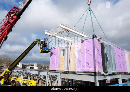 Hereford, Herefordshire, Royaume-Uni - jeudi 13 février 2020 - le premier des 127 gousses de construction modulaires est mis en place pour de nouveaux logements pour étudiants de construction à Hereford. L'hébergement sera utilisé par les étudiants du New Model Institute for Technology and Engineering ( NMiTE ) et du Hereford College of Arts ( HCA ). Les modules modulaires sont construits par Caledonian Modular. Photo Steven May / Alay Live News Banque D'Images