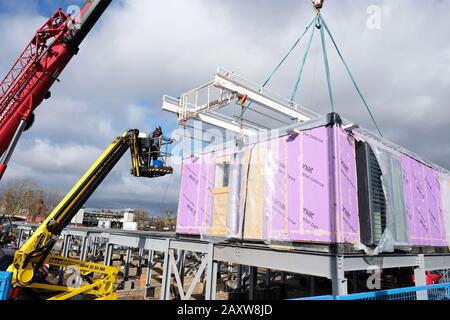 Hereford, Herefordshire, Royaume-Uni - jeudi 13 février 2020 - le premier des 127 gousses de construction modulaires est mis en place pour de nouveaux logements pour étudiants de construction à Hereford. L'hébergement sera utilisé par les étudiants du New Model Institute for Technology and Engineering ( NMiTE ) et du Hereford College of Arts ( HCA ). Les modules modulaires sont construits par Caledonian Modular. Photo Steven May / Alay Live News Banque D'Images