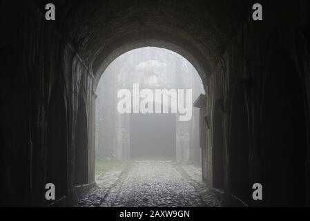 Tunnel du château de Rozafa dans un épais brouillard (Albanie) Banque D'Images