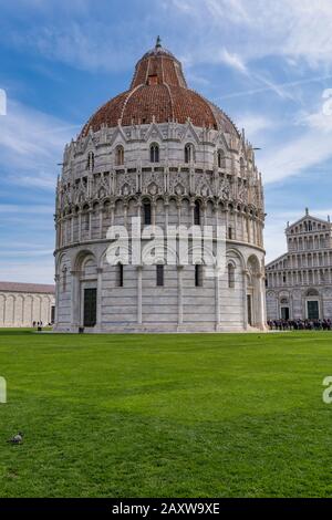 Le Duomo et de la Tour de Pise, la Piazza dei Miracoli, Pisa, Toscane, Italie Banque D'Images