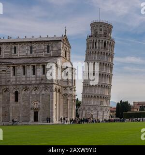 Le Duomo et de la Tour de Pise, la Piazza dei Miracoli, Pisa, Toscane, Italie Banque D'Images