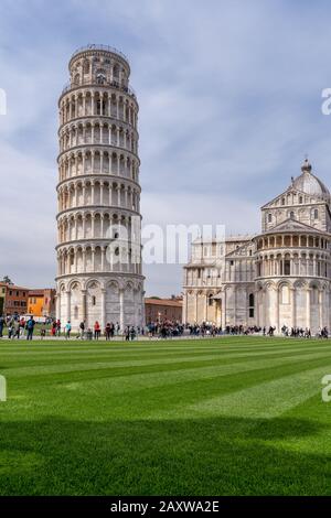 Le Duomo et de la Tour de Pise, la Piazza dei Miracoli, Pisa, Toscane, Italie Banque D'Images