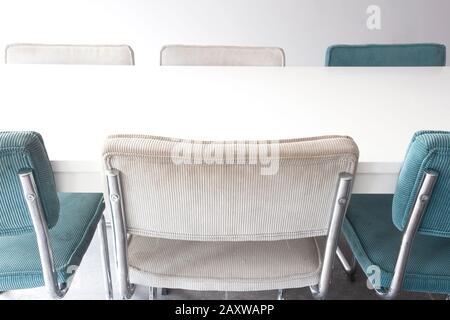 Table à manger en bois blanc vide avec chaises modernes dans la chambre blanche, closeup Banque D'Images