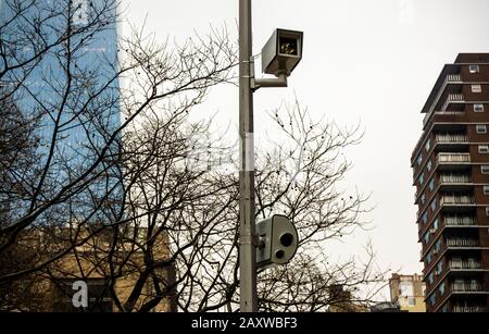 Une caméra rouge dans le quartier Chelsea de New York le mardi 11 février 2020. New York commence le programme de réduction des véhicules dangereux, exigeant que les conducteurs qui acquièrent plusieurs violations de lumière rouge ou de radars prennent un cap de sécurité routière ou que leurs véhicules soient percuté. (© Richard B. Levine) Banque D'Images