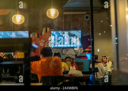 Dans un restaurant du quartier Chelsea de New York, les téléviseurs du mardi 4 février 2020 ont diffusé l'adresse de l'État de l'Union du Président Donald Trump. (© Richard B. Levine) Banque D'Images