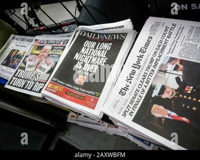 Journaux à New York sur un kiosque à journaux le jeudi 6 février 2020 rapport sur l'acquittement de la destitution du président Donald Trump par la veille. (© Richard B. Levine) Banque D'Images